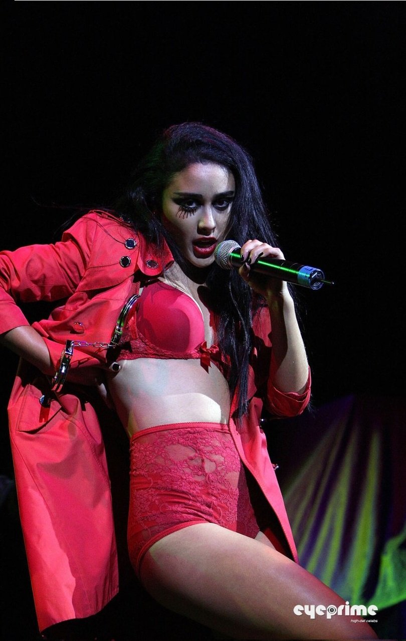Cute Natalia Kills Ass in Tight Red Dress on Stage Pictures celebmasta.com 2