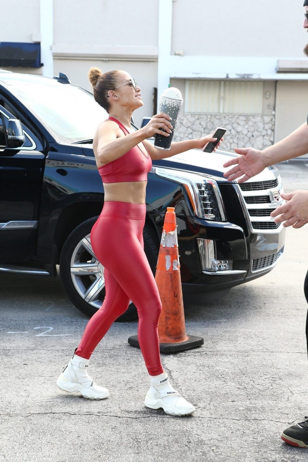 Workout Pants and Tight Camel Toe Paparazzi Pics of Jennifer Lopez celebmasta.com 18