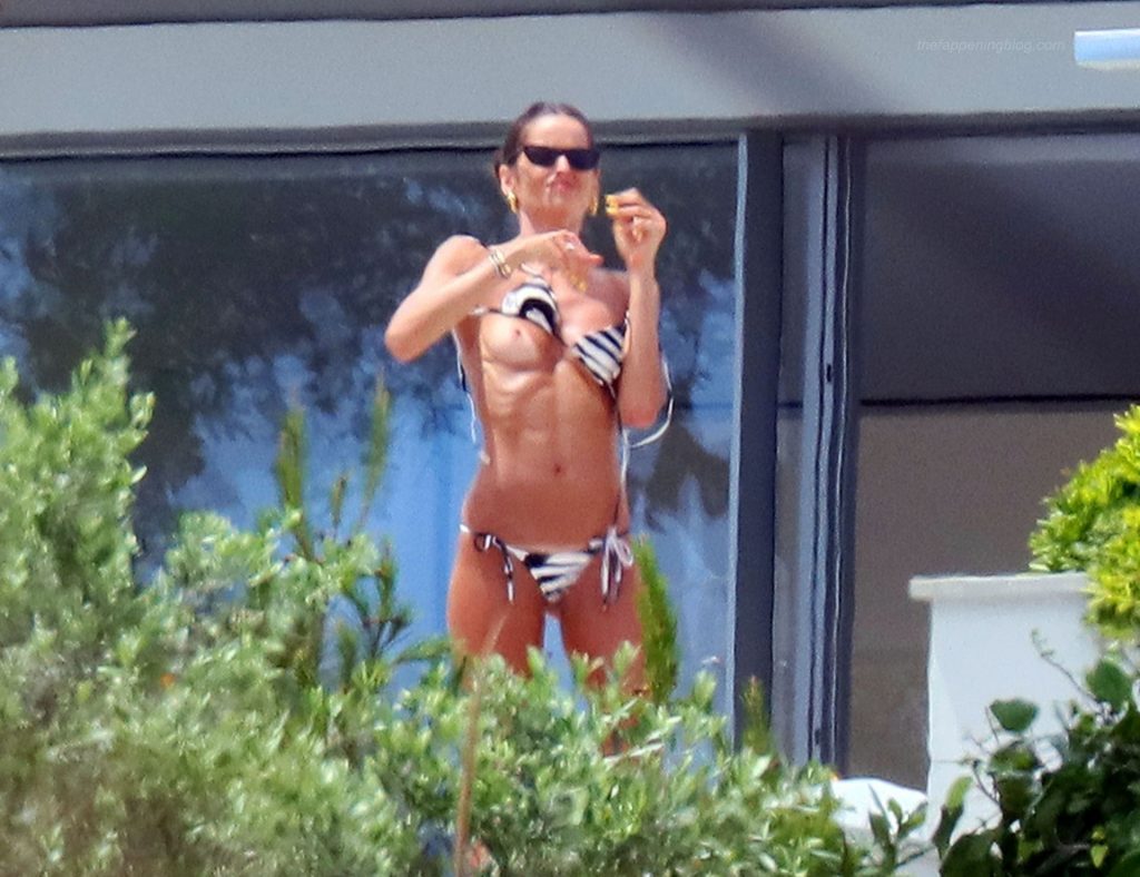tits photos model Marco Verratti Izabel Goulart Instagram celebrity boyfriend boobs body bikini 