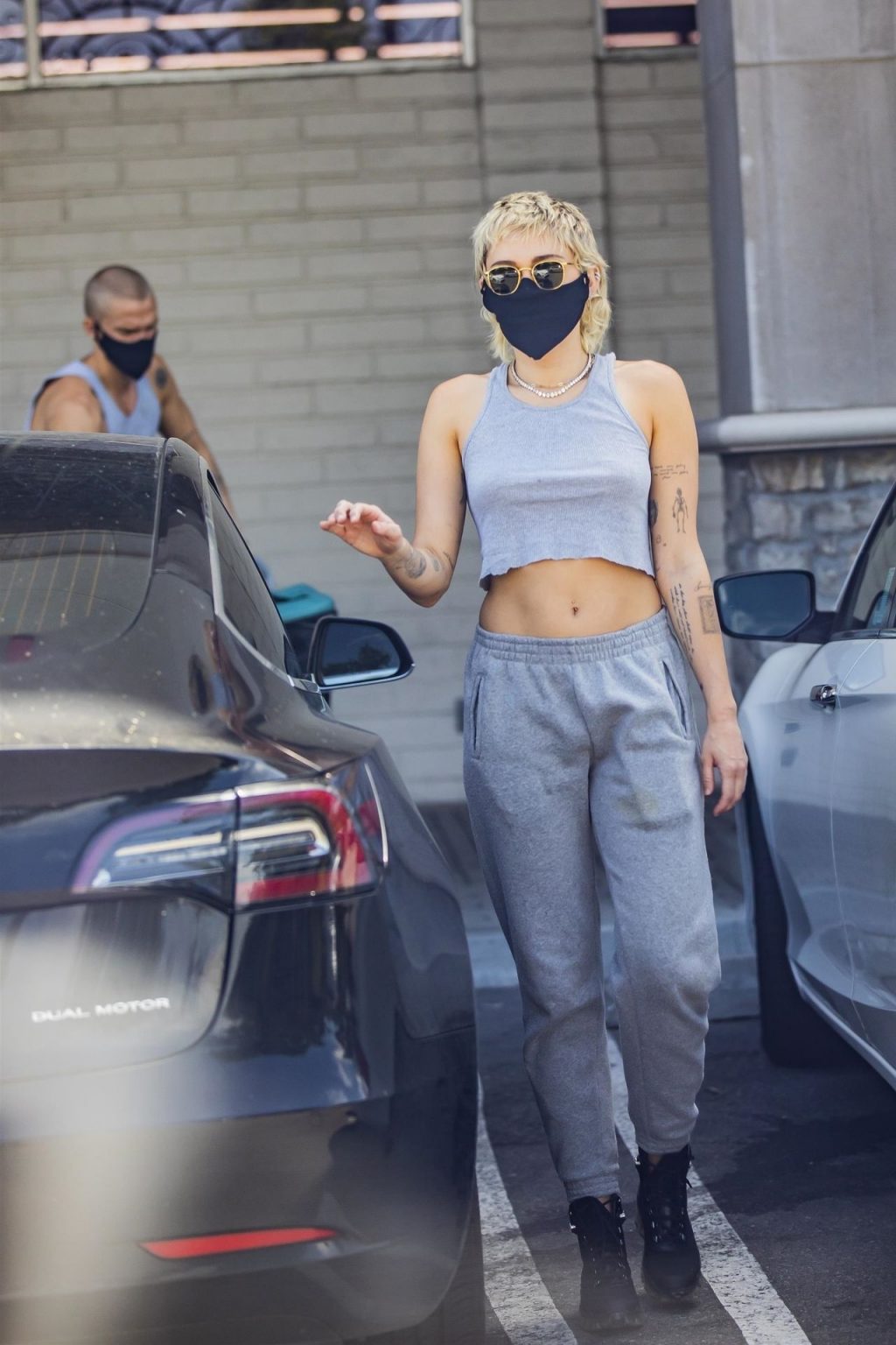 sport shopping photos Miley Cyrus Instagram celebrity braless bra 