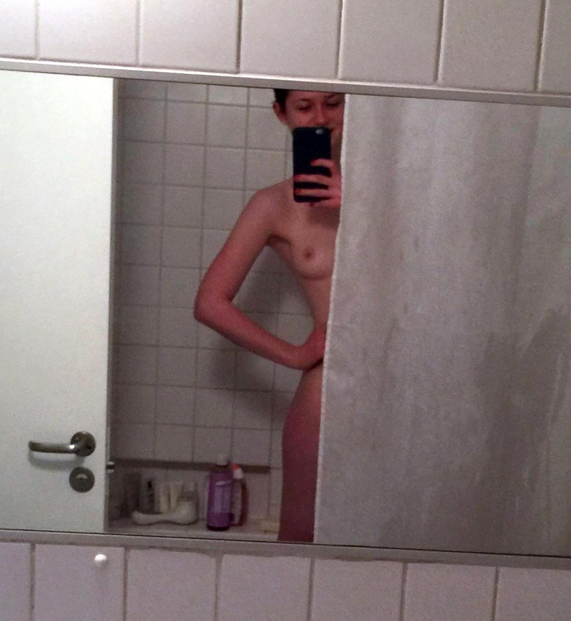 01 Bonnie Wright Nude Leaked Naked 1