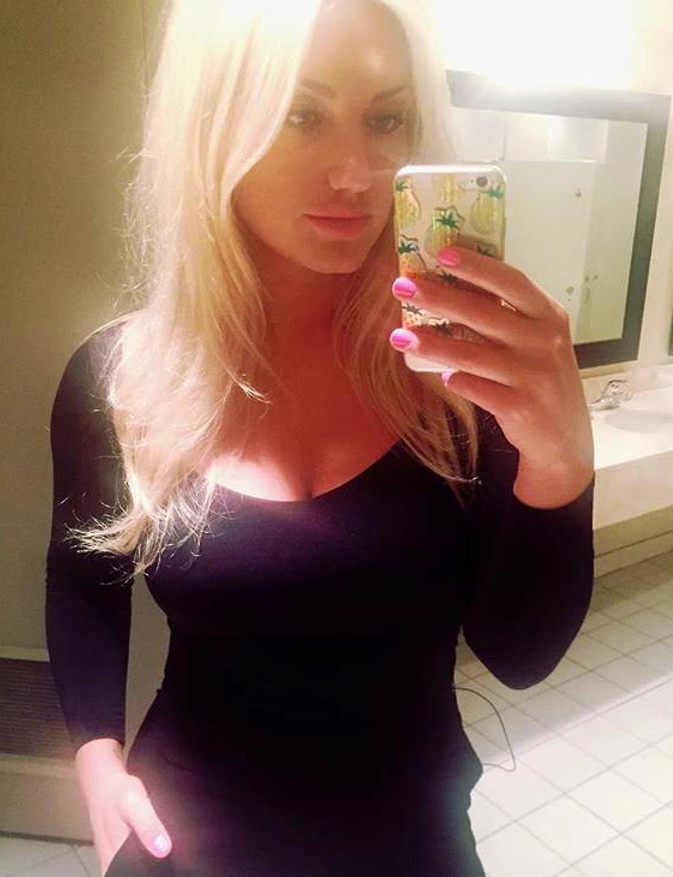 Brooke Hogan mirror selfie