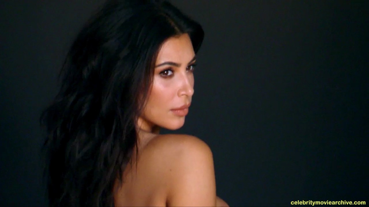 Kim Kardashian Keeping Up with the Kardashians S10E01 1 2