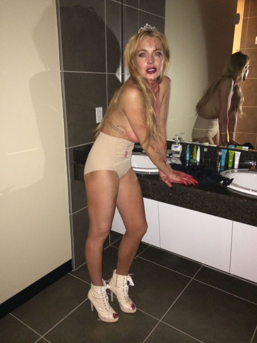 selfie photos nude Lindsay Lohan leaked Instagram iCloud hot celebrity boyfriend 