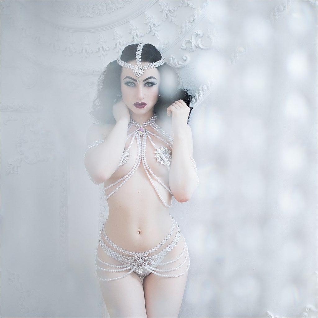 topless tits photoshoot photos nude model Katrin Gajndr Instagram celebrity 