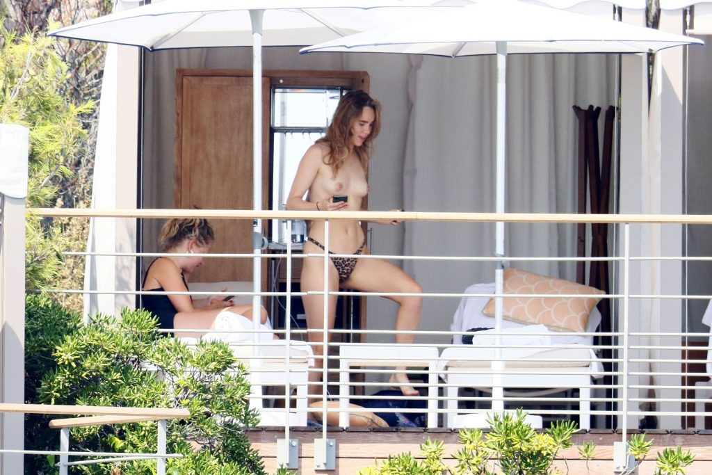 topless tits Suki Waterhouse photos nude model Instagram celebrity 