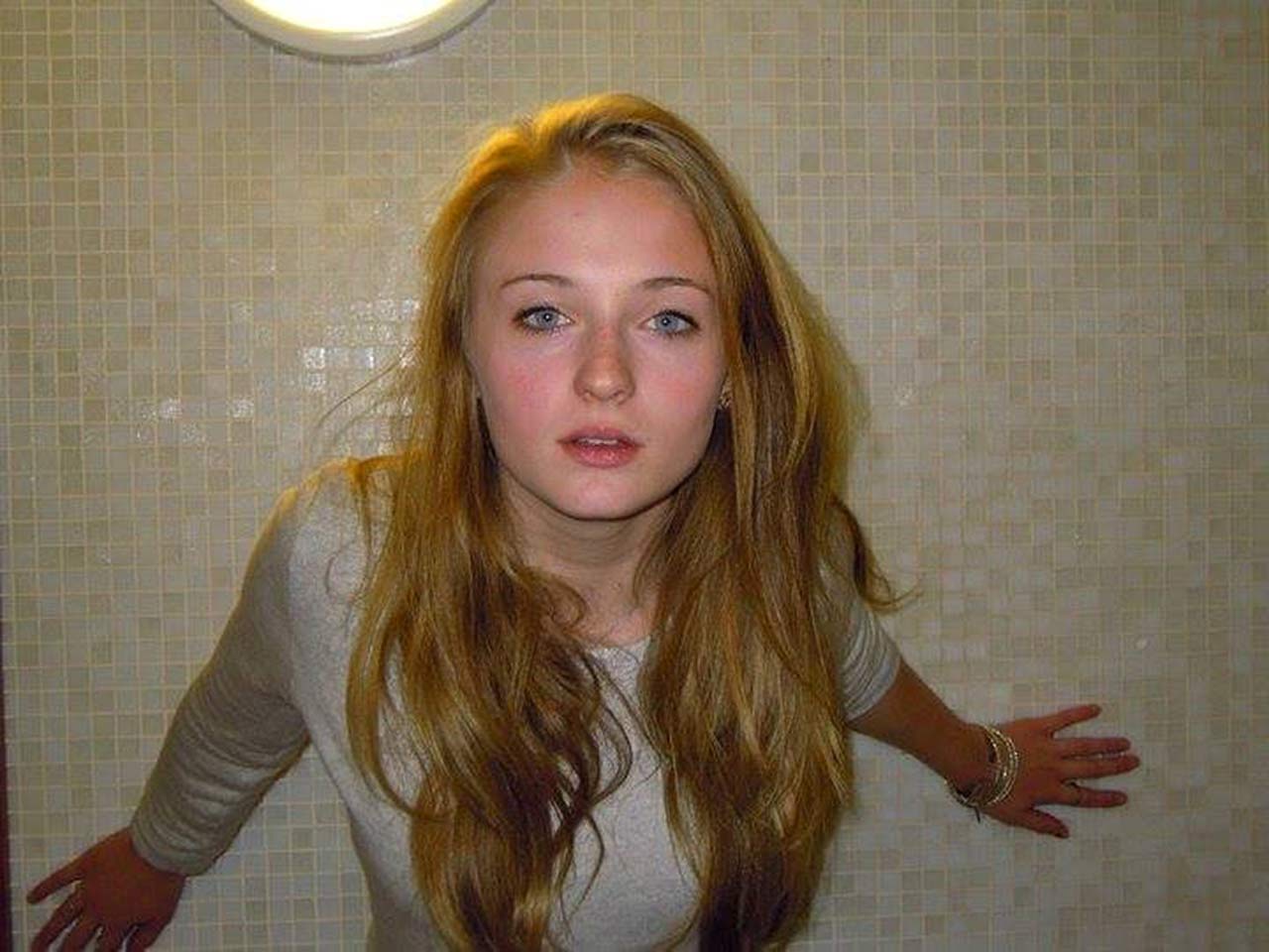 Private Revealing Photos Sophie Turner 7