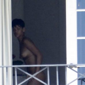 Rihanna Nude Hotel Paparazzi 1 810x550 1