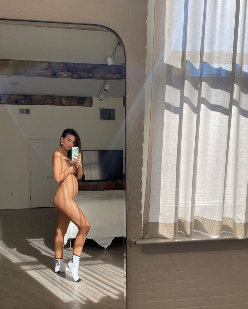 topless tits pregnant photos naked Emily Ratajkowski boobs body 