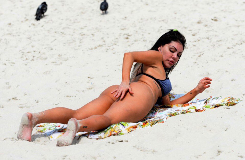 Brunette “Celebrity” Liziane Gutierrez “Accidentally” Flashing Her Nipple in Public gallery, pic 6