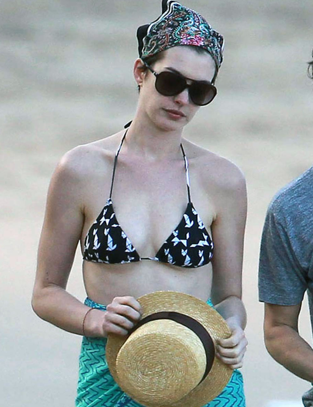 Anne Hathaway nude sexy cleavage topless bikini hot21 1