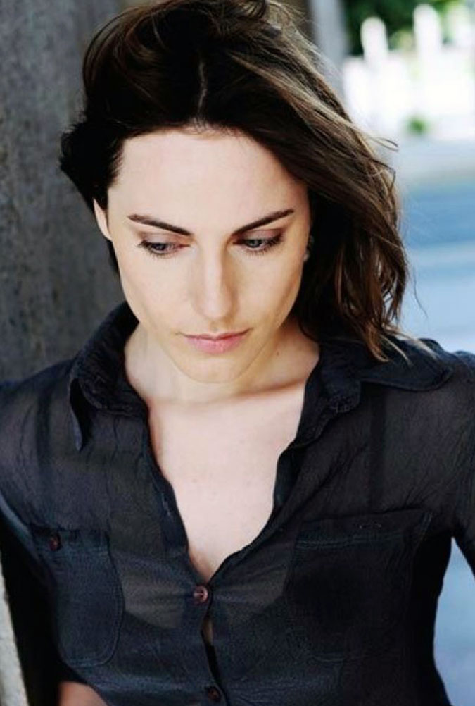 Antje Traue sexy