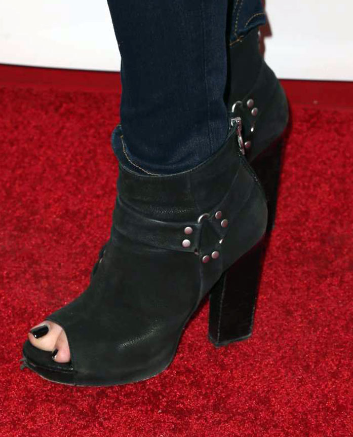 Elizabeth Gillies feet