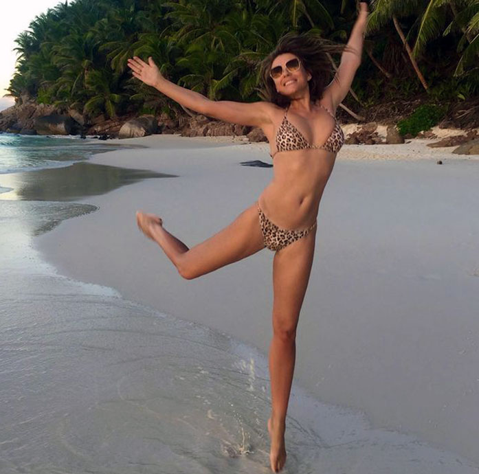 Elizabeth Hurley nude sexy bikini topless hot34