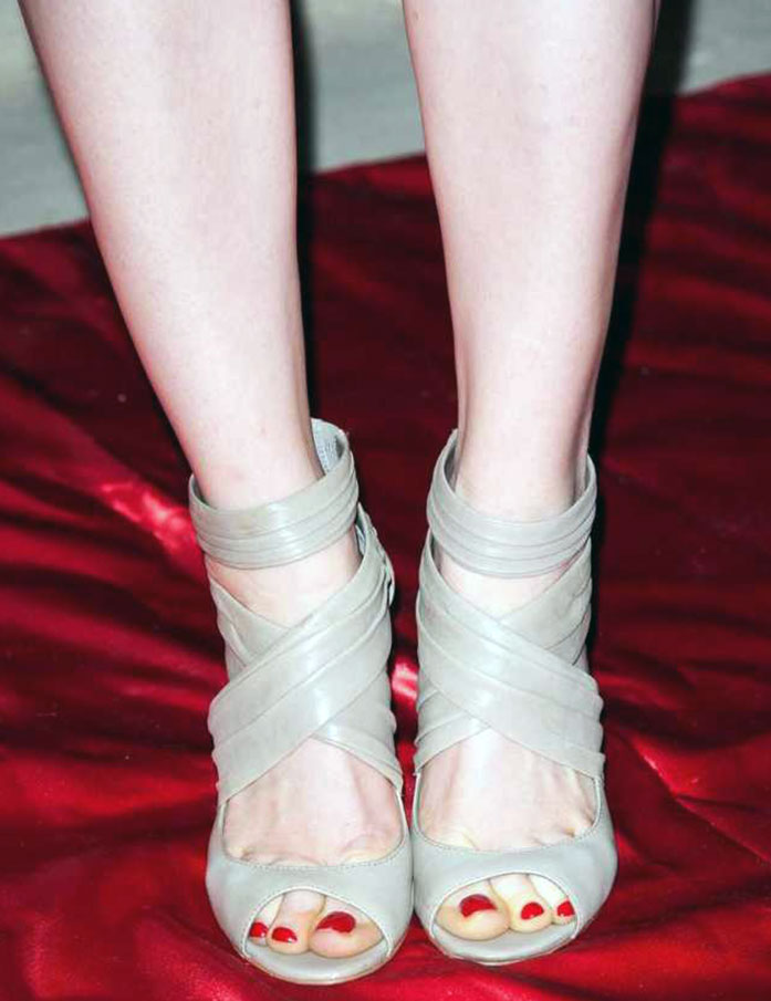 Ellie Kemper feet