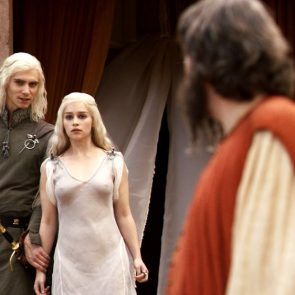 Emilia Clarke Game of Thrones S01E01 3 1