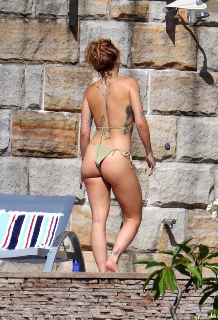 Rita Ora Flashing Her Arousing Bikini Body in a Skimpy Swimsuit gallery, pic 7