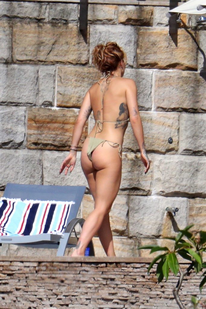 Rita Ora Flashing Her Arousing Bikini Body in a Skimpy Swimsuit gallery, pic 8