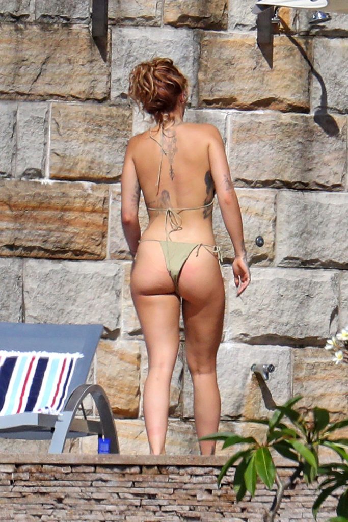 Rita Ora Flashing Her Arousing Bikini Body in a Skimpy Swimsuit gallery, pic 9