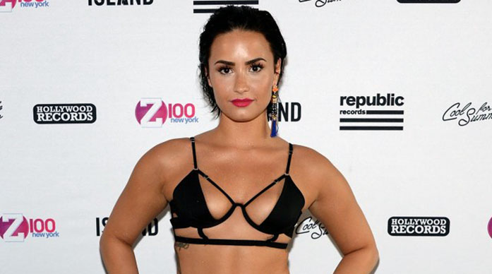 Demi Lovato nude sexy topless hot cleavage boobs1
