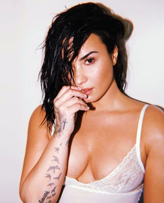 Demi Lovato nude sexy topless hot cleavage boobs30