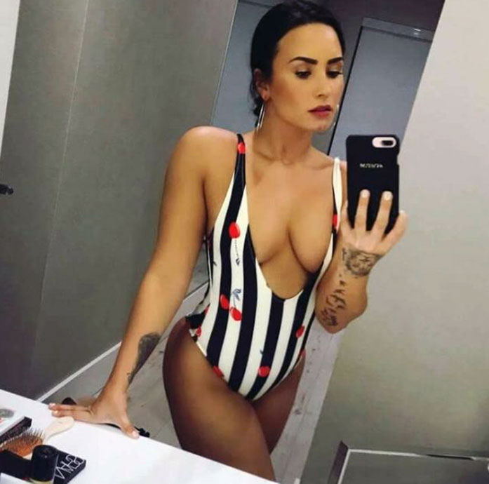 Demi Lovato nude sexy topless hot cleavage boobs42