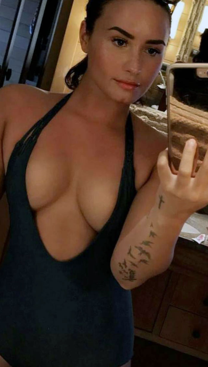 Demi Lovato nude sexy topless hot cleavage boobs6