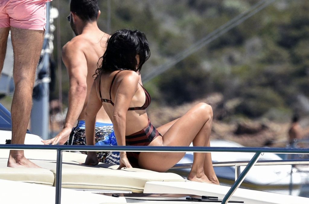 Kourtney Kardashian nude sexy ass bikini topless boobs nipples25 3