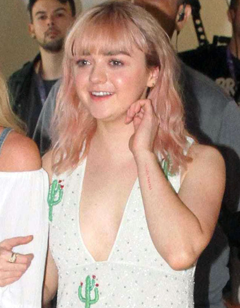 Maisie Williams nude sexy feet nipples pussy naked9