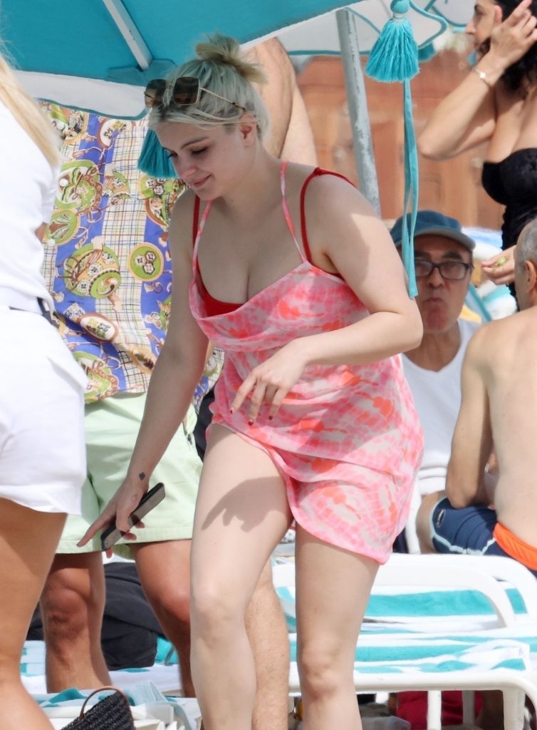 Good-Looking Ariel Winter Teases You with That Phat Booty of Hers gallery, pic 5