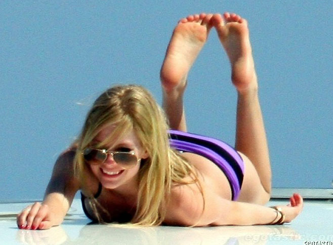 Avril Lavigne nude sexy feet nipples tits ass49