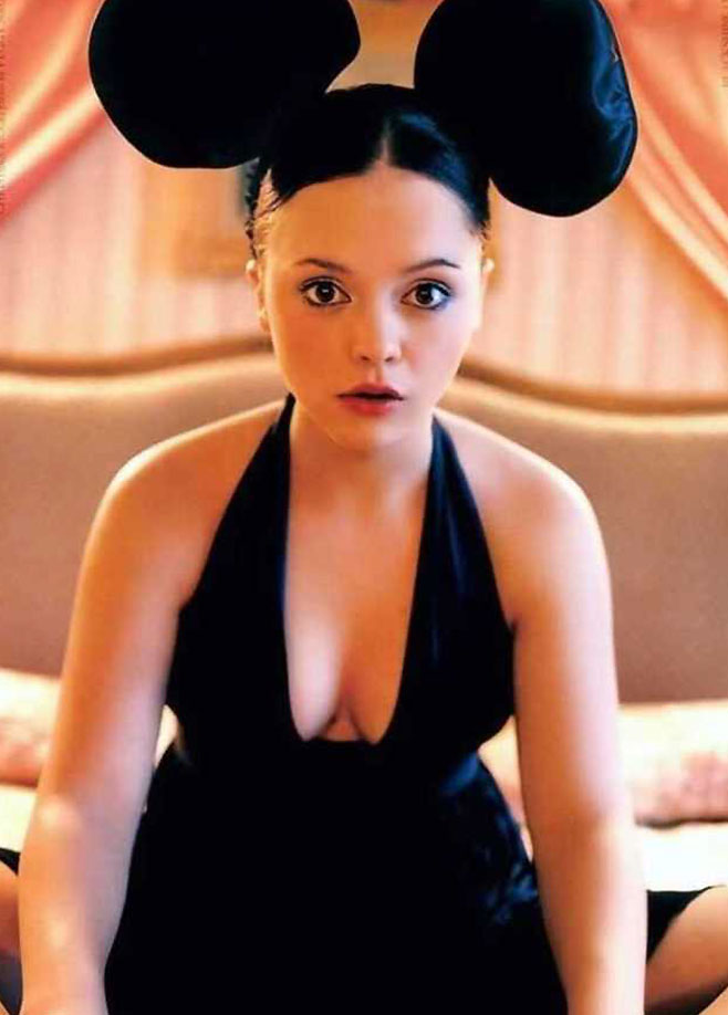 Christina Ricci nude sexy topless hot naked feet cleavage boobs38 1