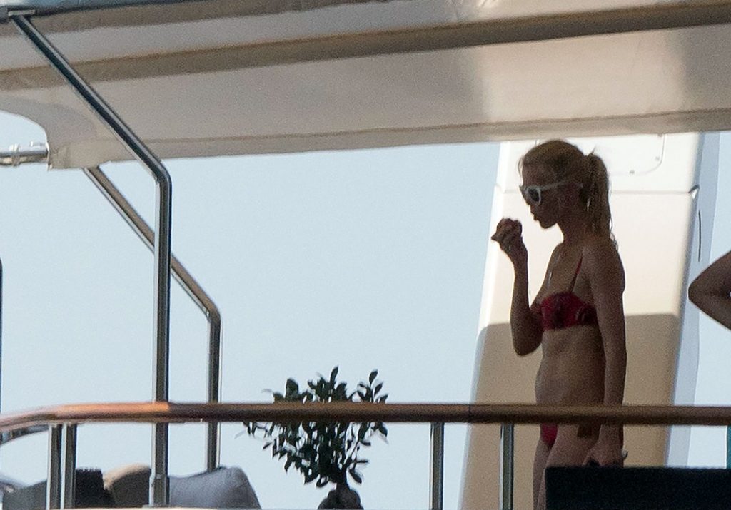 Claudia Schiffer nude sexy bikini topless cleavage naked hot12 2