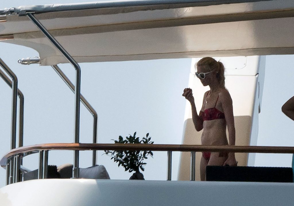 Claudia Schiffer nude sexy bikini topless cleavage naked hot13 1