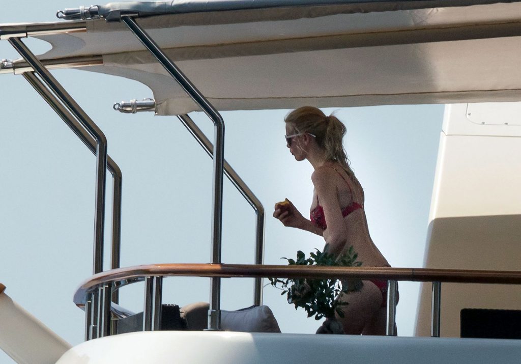 Claudia Schiffer nude sexy bikini topless cleavage naked hot14 1