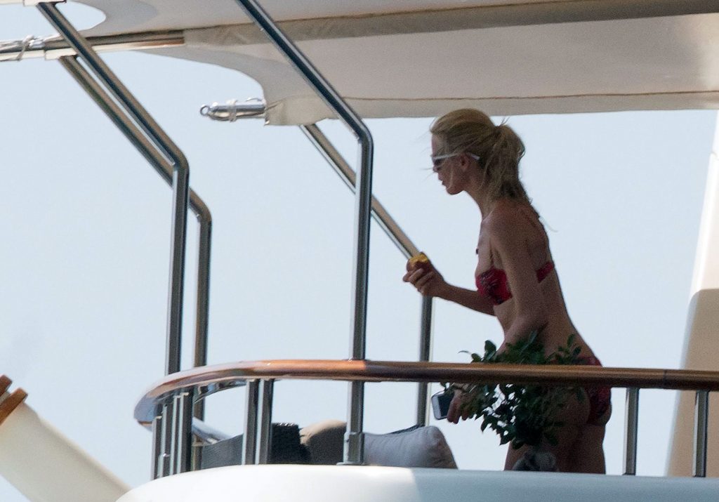 Claudia Schiffer nude sexy bikini topless cleavage naked hot15 1