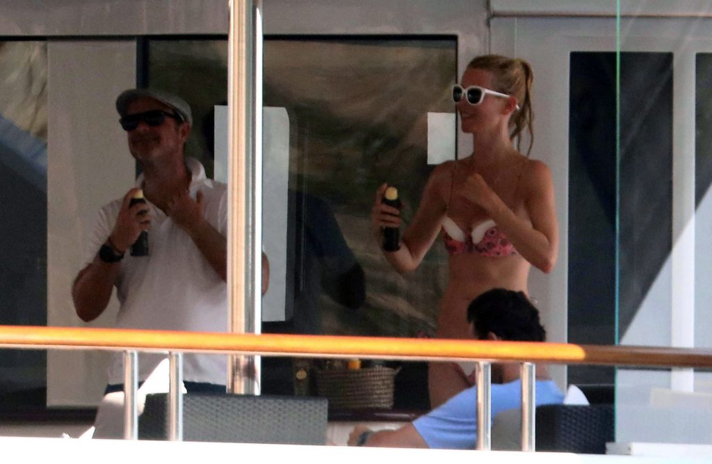 Claudia Schiffer nude sexy bikini topless cleavage naked hot15 2
