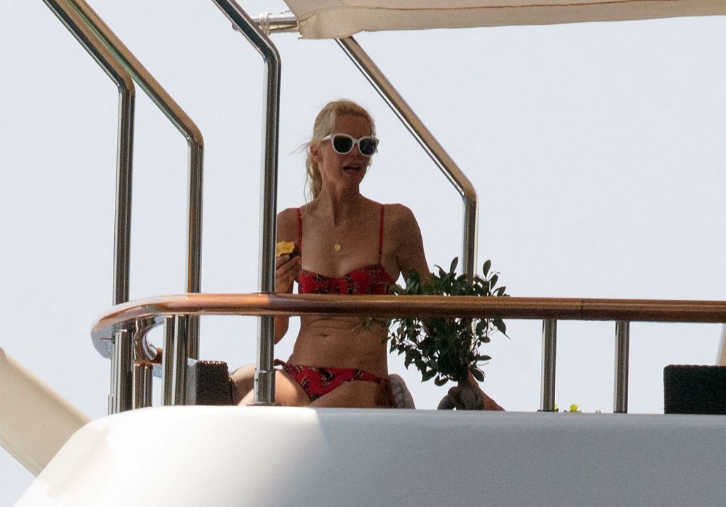 Claudia Schiffer nude sexy bikini topless cleavage naked hot2 2