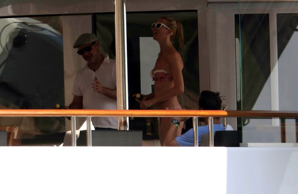Claudia Schiffer nude sexy bikini topless cleavage naked hot21 1