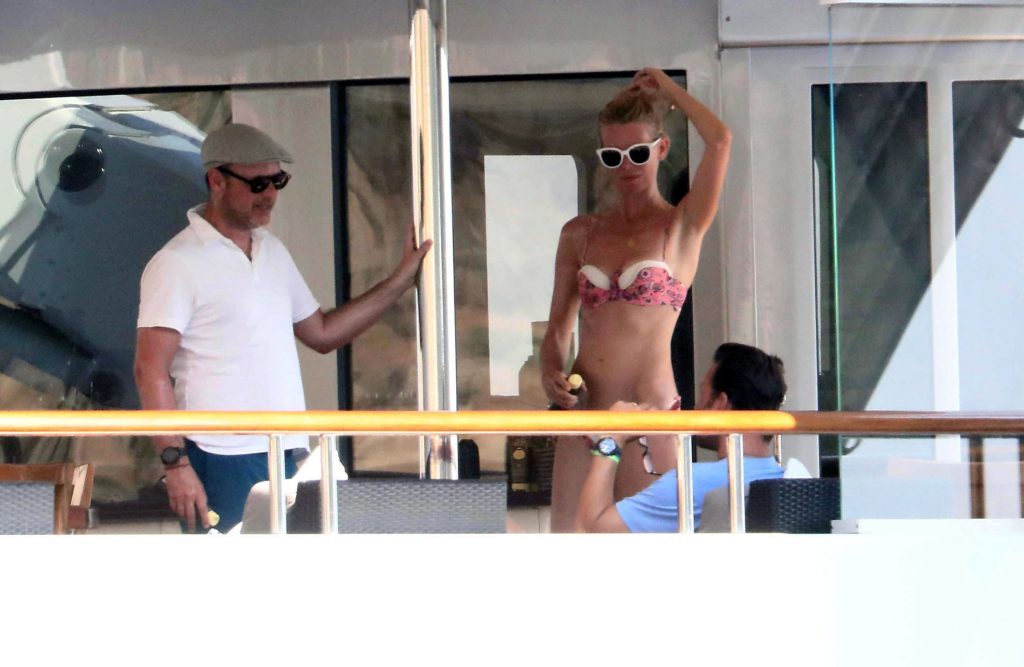 Claudia Schiffer nude sexy bikini topless cleavage naked hot23 1