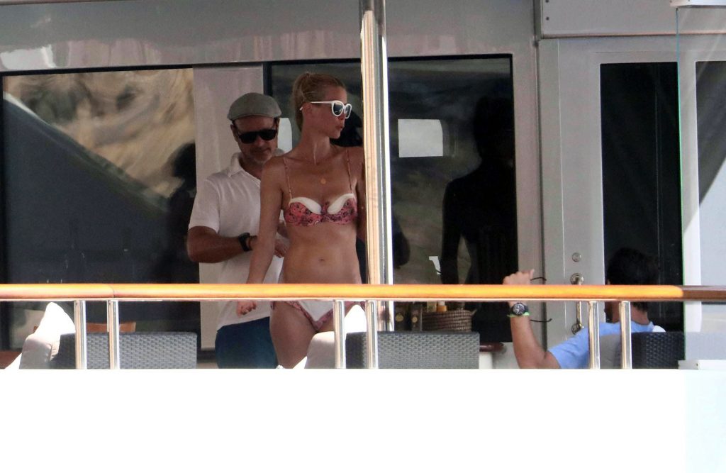 Claudia Schiffer nude sexy bikini topless cleavage naked hot25 1
