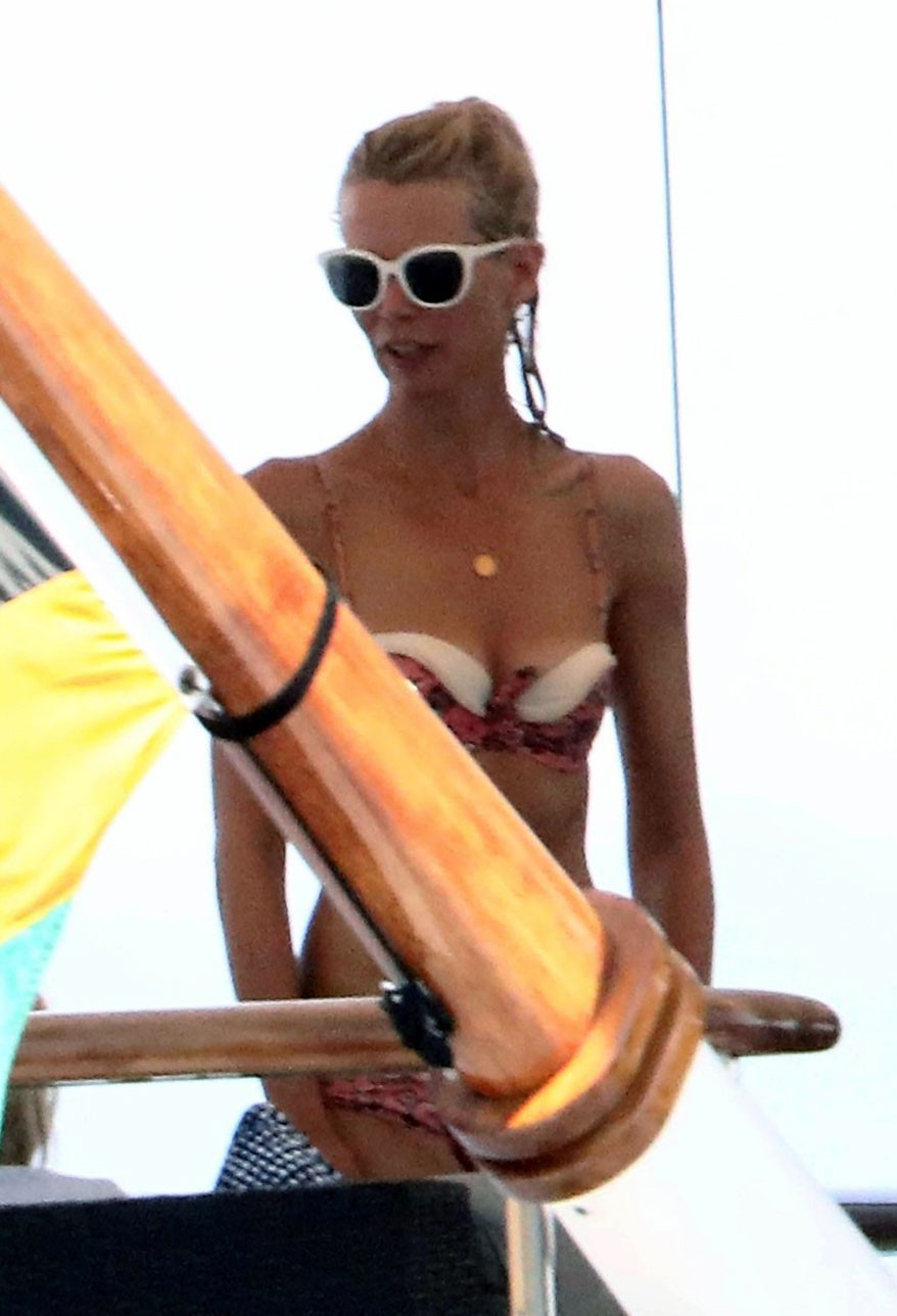 Claudia Schiffer nude sexy bikini topless cleavage naked hot27 1