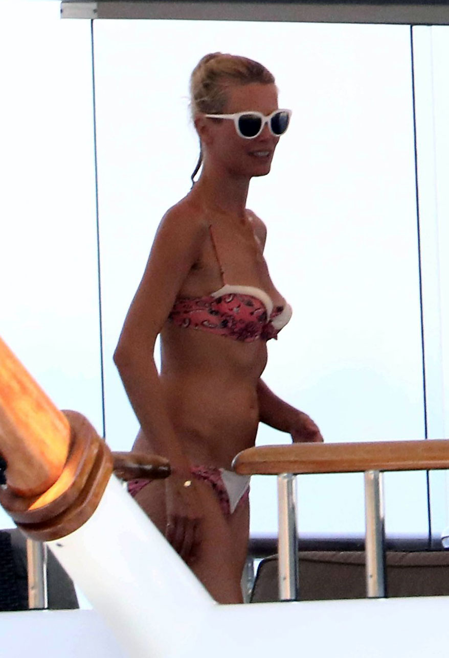 Claudia Schiffer nude sexy bikini topless cleavage naked hot29 1