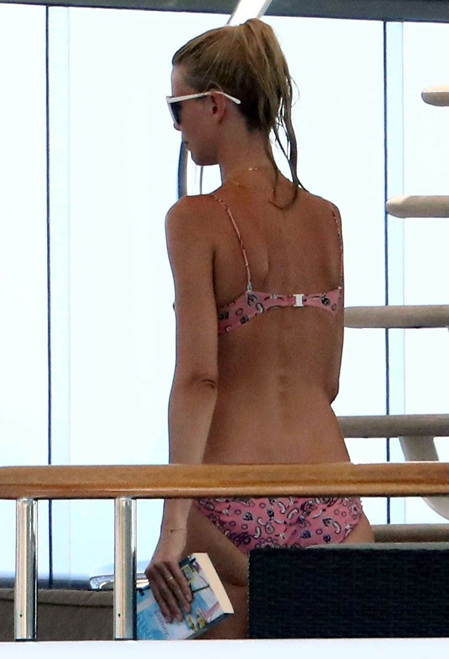 Claudia Schiffer nude sexy bikini topless cleavage naked hot30 1