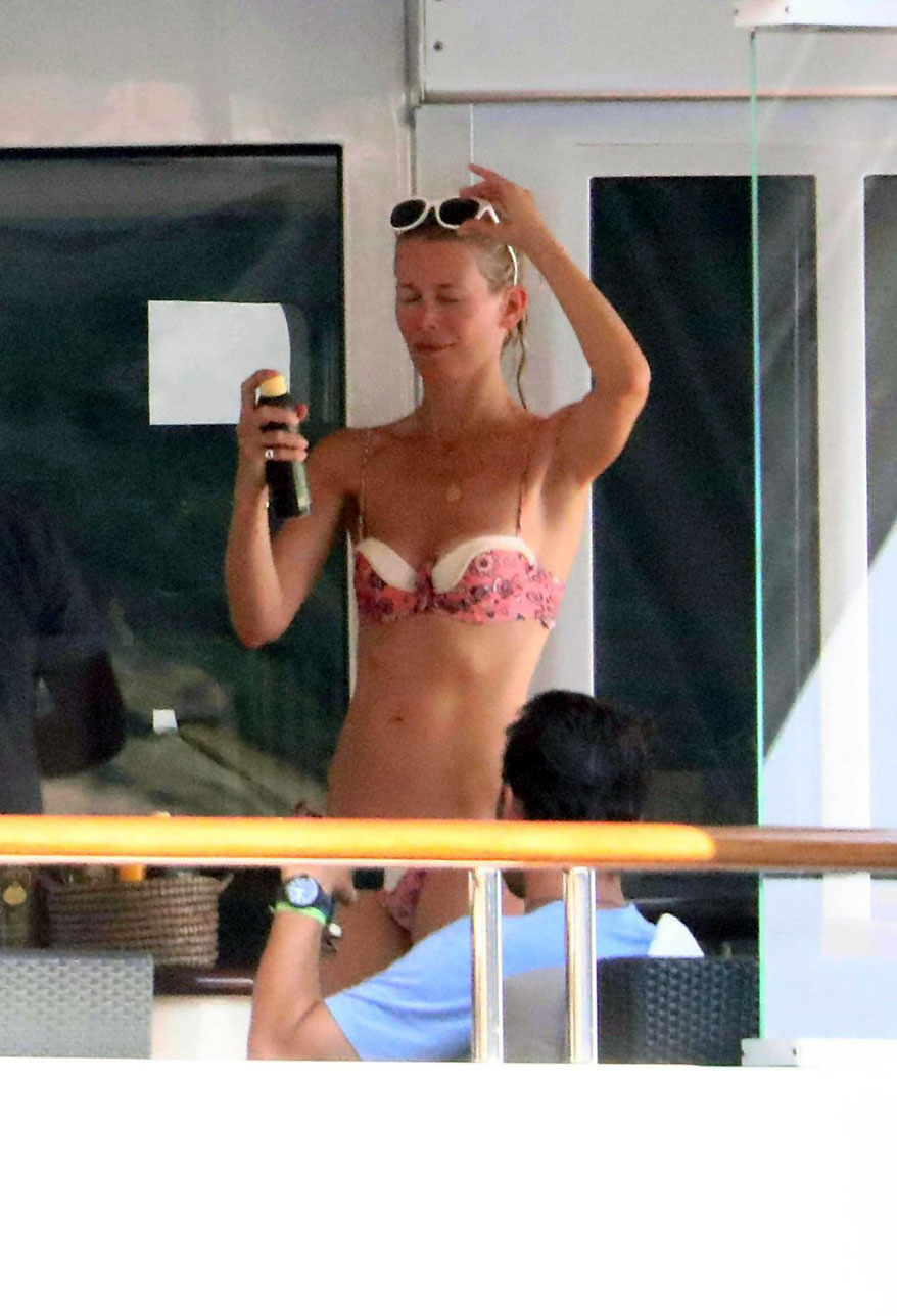 Claudia Schiffer nude sexy bikini topless cleavage naked hot37 1