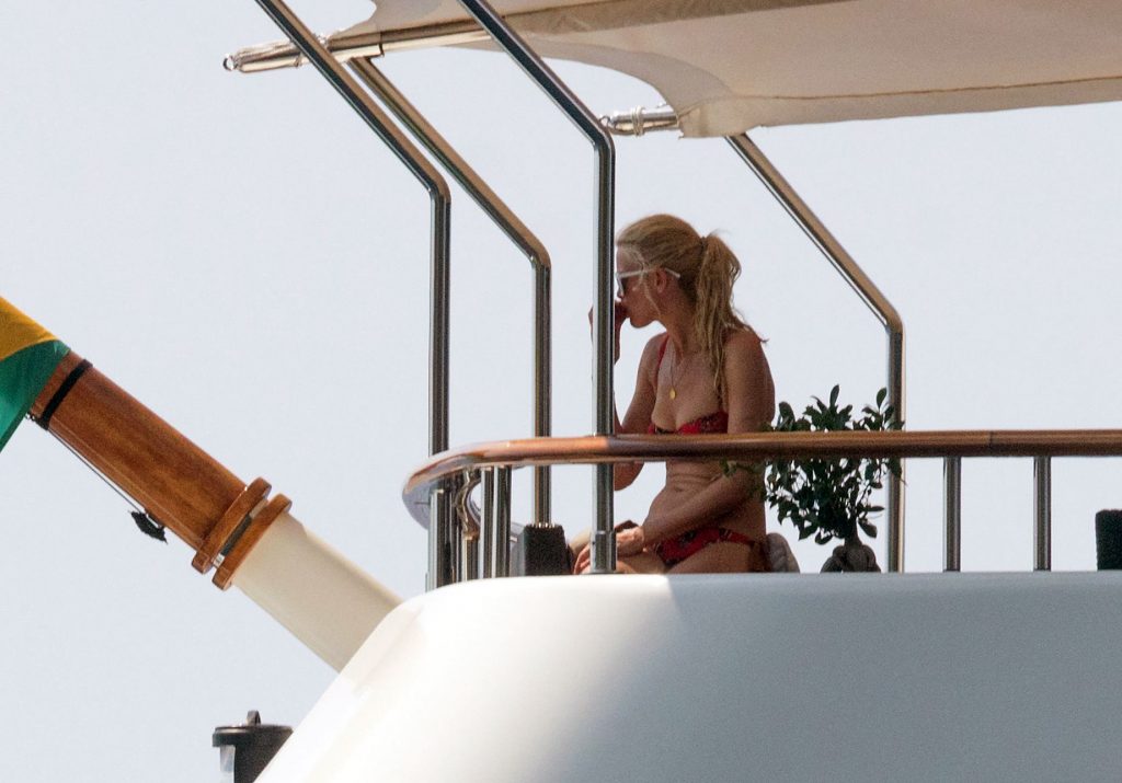 Claudia Schiffer nude sexy bikini topless cleavage naked hot4 2
