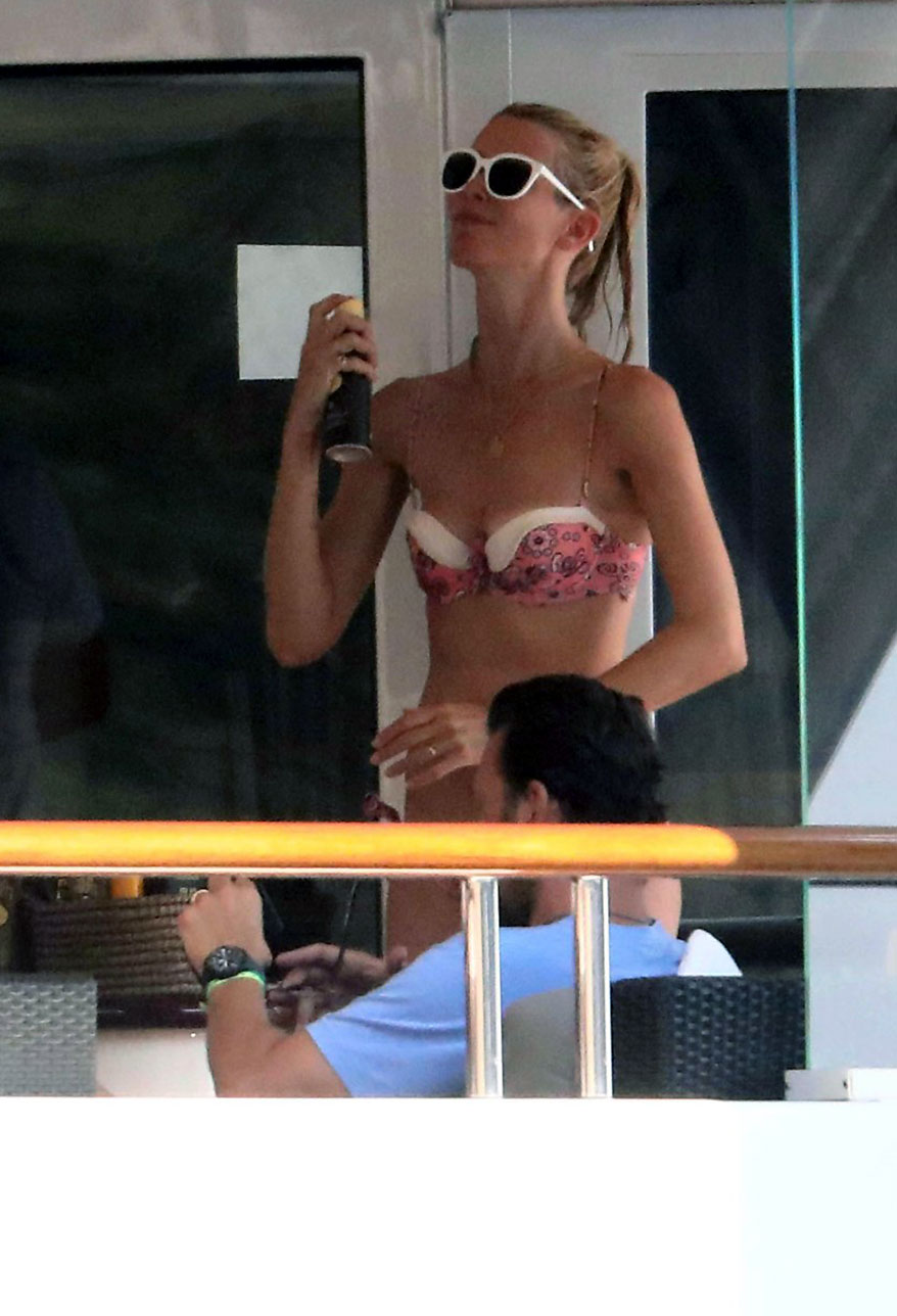 Claudia Schiffer nude sexy bikini topless cleavage naked hot8 3
