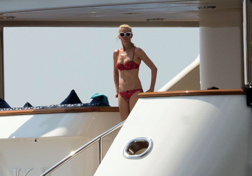 Claudia Schiffer nude sexy bikini topless cleavage naked hot9 2