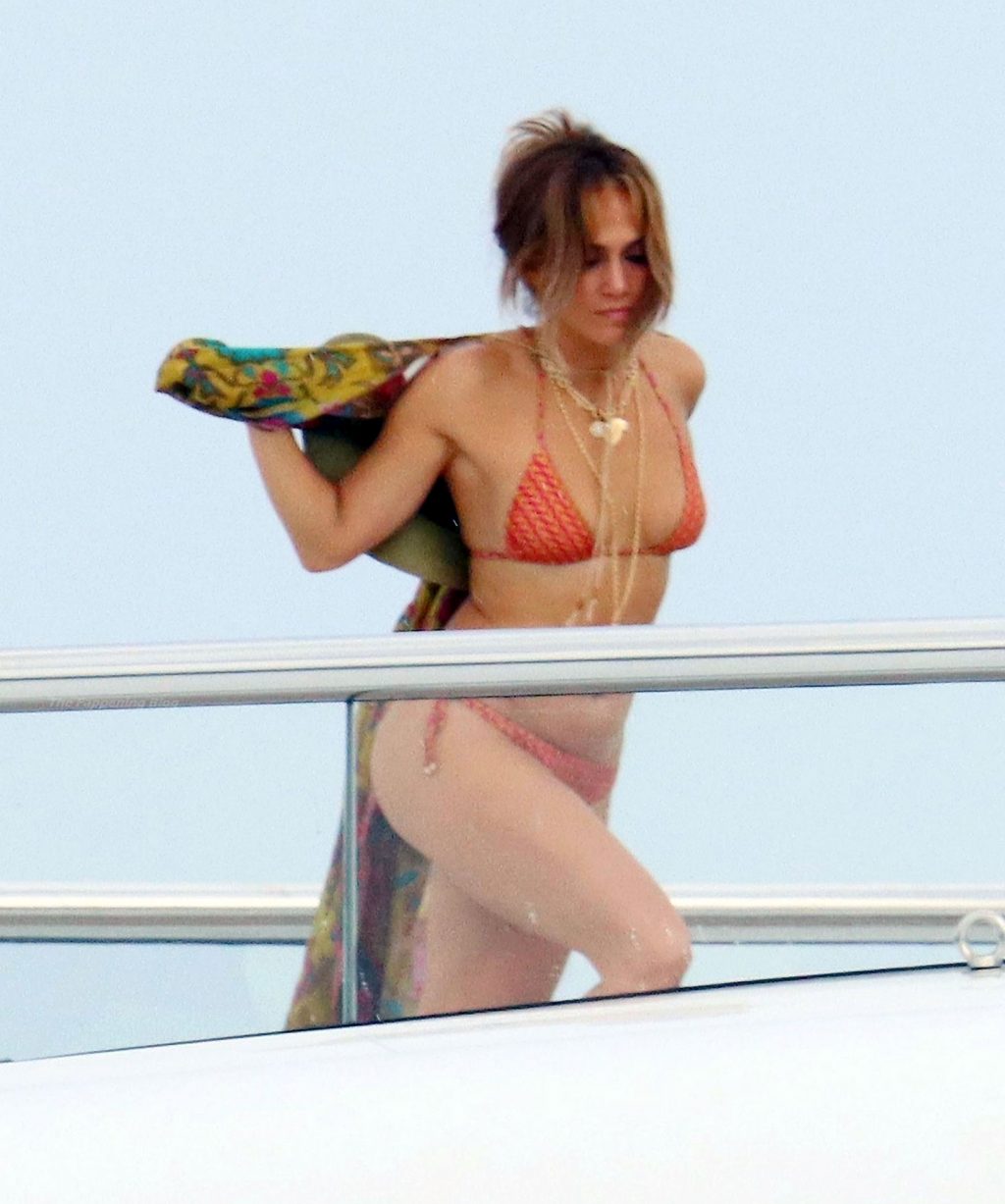 Jennifer Lopez nude naked sexy bikini street cleavage11 1