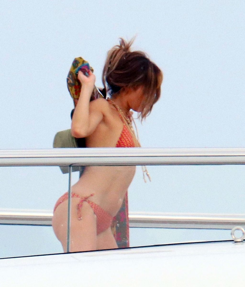 Jennifer Lopez nude naked sexy bikini street cleavage12 1
